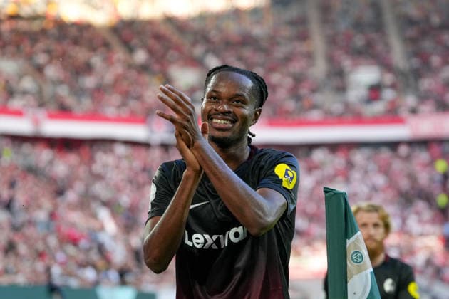 Jordy Makengo (SC Freiburg, 33) Torjubel, Emotionen, Torschuss, Abschluss, Torerfolg, Tor, Treffer , Deutschland, Fußball, 1. Runde, DFB Pokal, 2026 2027, Fortuna Düsseldorf vs. SC Freiburg, 23.08.2026, Merkur Spiel-Arena, Düsseldorf Düsseldorf Merkur Spiel-Arena Nordrhein-Westfalen Deutschland *** Jordy Makengo, SC Freiburg, 33 goal celebration, emotions, shot on goal, finish, goal scored, goal, hit, Germany, soccer, Round 1, DFB Cup, 2026–2027, Fortuna Düsseldorf vs. SC Freiburg, August 23, 2026, Merkur Spiel Arena, Düsseldorf, North Rhine-Westphalia, Germany Copyright: xArnexAmbergx