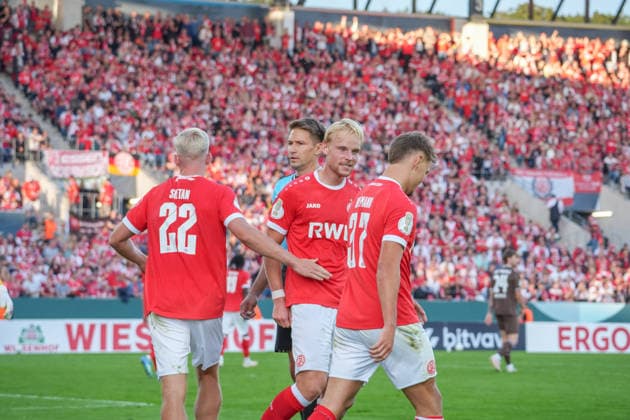 Deutschland: Fussball, DFB-Pokal 2026 27, 1. Runde, Stadion an der Hafenstraße, Essen - Bergeborbeck, Rot-Weiss Essen vs. FC St. Pauli: Jannik Hofmann (Rot-Weiss Essen, 37) gewinnt einen Zweikampf und lässt sich feiern. *** German Soccer, 2026–27 DFB Cup, First Round, Stadion an der Hafenstraße, Essen-Bergeborbeck, Rot-Weiss Essen vs. FC St. Pauli; Jannik Hofmann (Rot-Weiss Essen, No. 37) wins a tackle and is celebrated Copyright: xMichelxWittex
