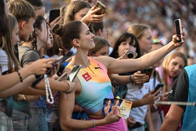 Silesia Diamond League Meeting 2026 In Chorzow CHORZOW, POLAND - AUGUST 23: Pia Skrzyszowska of Poland poses for a selfie with fans after competing in the Women s 100m Hurdles Final at the Silesia Diamond League meeting of the 2026 Wanda Diamond League circuit at Silesian Stadium on August 23, 2026 in Chorzow, Poland. Stringer Anadolu Chorzow Poland. Editorial use only. Please get in touch for any other usage.  Copyright: x2026xAnadoluxStringerx