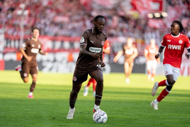 23.08.2026, GER Deutschland, Fussball, Saison 2026 2027, DFB-Pokal 1. Runde RW Essen - St. Pauli Ricky Jade-Jones (FC St. Pauli, 26) Einzelaktion; Ganzkörper Ganzkoerper ; Ball am Fuss; Essen Stadion an der Hafenstraße Nordrhein-Westfalen (NRW) Deutschland *** August 23, 2026, GER Germany, Soccer, 2026–2027 Season, DFB Cup, First Round: RW Essen vs. St. Pauli; Ricky Jade Jones, FC St. Pauli; 26, individual play, full-body, ball at his feet, Essen, Stadion an der Hafenstraße, North Rhine-Westphalia (NRW), Germany Copyright: xnordphotoxGmbHx xChristianxSchulzex