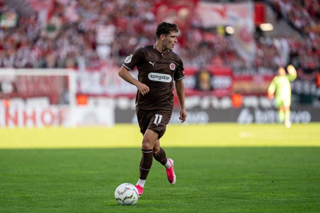 23.08.2026, GER Deutschland, Fussball, Saison 2026 2027, DFB-Pokal 1. Runde RW Essen - St. Pauli Arkadiusz Pyrka (FC St. Pauli, 11) Einzelaktion; Ganzkörper Ganzkoerper ; Ball am Fuss; Essen Stadion an der Hafenstraße Nordrhein-Westfalen (NRW) Deutschland *** August 23, 2026, GER Germany, Soccer, 2026–2027 Season, DFB Cup, 1st Round: RW Essen vs. St. Pauli, Arkadiusz Pyrka, FC St. Pauli, 11, individual play, full-body, ball at his feet, Essen, Stadion an der Hafenstraße, North Rhine-Westphalia (NRW), Germany Copyright: xnordphotoxGmbHx xChristianxSchulzex