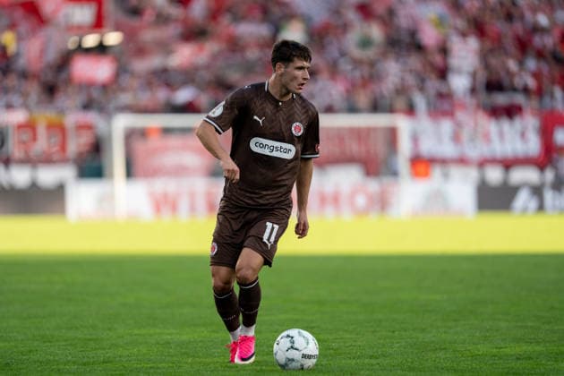 23.08.2026, GER Deutschland, Fussball, Saison 2026 2027, DFB-Pokal 1. Runde RW Essen - St. Pauli Arkadiusz Pyrka (FC St. Pauli, 11) Einzelaktion; Ganzkörper Ganzkoerper ; Ball am Fuss; Essen Stadion an der Hafenstraße Nordrhein-Westfalen (NRW) Deutschland *** August 23, 2026, GER Germany, Soccer, 2026–2027 Season, DFB Cup, 1st Round: RW Essen vs. St. Pauli, Arkadiusz Pyrka, FC St. Pauli, 11, individual play, full-body, ball at his feet, Essen, Stadion an der Hafenstraße, North Rhine-Westphalia (NRW), Germany Copyright: xnordphotoxGmbHx xChristianxSchulzex