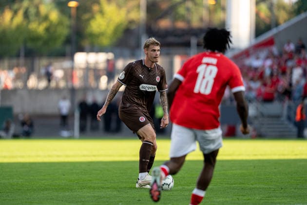 23.08.2026, GER Deutschland, Fussball, Saison 2026 2027, DFB-Pokal 1. Runde RW Essen - St. Pauli Eric Smith (FC St. Pauli, 8) Einzelaktion; Ganzkörper Ganzkoerper ; Ball am Fuss; Essen Stadion an der Hafenstraße Nordrhein-Westfalen (NRW) Deutschland *** August 23, 2026, GER Germany, Soccer, 2026–2027 Season, DFB Cup, First Round: RW Essen vs. St. Pauli, Eric Smith (FC St. Pauli), 8 individual plays, full-body, ball at his feet, Essen’s Stadion an der Hafenstraße, North Rhine-Westphalia (NRW), Germany Copyright: xnordphotoxGmbHx xChristianxSchulzex