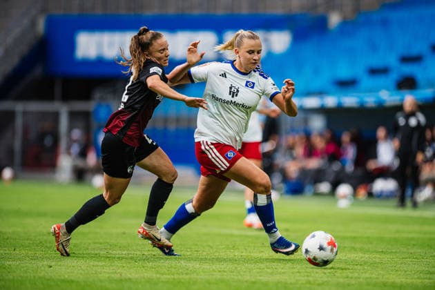 Google Pixel Frauen-Bundesliga: Hamburger SV vs. SC Freiburg, 23.08.2026 Lisa Kolb (SC Freiburg, 22) im Zweikampf gegen Nikola Karczewska (Hamburger SV, 20); Fußball, Google Pixel Frauen-Bundesliga, 1. Spieltag: Hamburger SV vs. SC Freiburg am 23.08.2026 im Volksparkstadion, Hamburg DFB REGULATIONS PROHIBIT ANY USE OF PHOTOGRAPHS AS IMAGE SEQUENCES AND OR QUASI-VIDEO. *** Google Pixel Women s Bundesliga: Hamburger SV vs. SC Freiburg, August 23, 2026. Lisa Kolb (SC Freiburg, No. 22) in a tackle against Nikola Karczewska (Hamburger SV, No. 20). Soccer, Google Pixel Women s Bundesliga, Matchday 1: Hamburger SV vs. SC Freiburg on August 23, 2026, at Volksparkstadion, Hamburg. DFB regulations prohibit any use of photographs as image sequences and or quasi-video. Copyright: xBEAUTIFULxSPORTS Tonhäuserx