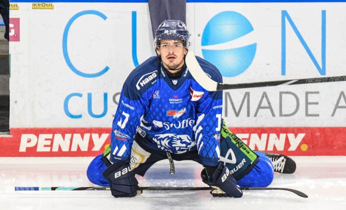 Straubing Tigers vs. Grizzlys Wolfsburg, Eishockey, Deutsche Eishockey Liga, Penny DEL, Vorbereitungsspiel, Gaeuboden Cup, Saison 2026 2027 am 23.08.2026 Adrian Klein (Straubing Tigers), Eishockey Herren, Deutsche Eishockey Liga, Penny DEL, Vorbereitungsspiel, Gaeuboden Cup, Saison 2026 2027 am 23.08.2026 im Eisstadion am Pulverturm, Straubing Tigers (blau) gegen Grizzlys Wolfsburg (beige) *** Straubing Tigers vs. Grizzlys Wolfsburg, Ice Hockey, German Ice Hockey League, Penny DEL, Preseason Game, Gaeuboden Cup, 2026–2027 Season on August 23, 2026, Adrian Klein, Straubing Tigers, Men’s Ice Hockey, German Ice Hockey League, Penny DEL, Preseason Game, Gaeuboden Cup, 2026–2027 Season on August 23, 2026, at the Eisstadion am Pulverturm, Straubing Tigers (blue) vs. Grizzlys Wolfsburg (beige)