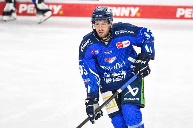 Straubing Tigers vs. Grizzlys Wolfsburg, Eishockey, Deutsche Eishockey Liga, Penny DEL, Vorbereitungsspiel, Gaeuboden Cup, Saison 2026 2027 am 23.08.2026 Spencer Kersten (Straubing Tigers), Eishockey Herren, Deutsche Eishockey Liga, Penny DEL, Vorbereitungsspiel, Gaeuboden Cup, Saison 2026 2027 am 23.08.2026 im Eisstadion am Pulverturm, Straubing Tigers (blau) gegen Grizzlys Wolfsburg (beige) *** Straubing Tigers vs. Grizzlys Wolfsburg, Ice Hockey, German Ice Hockey League, Penny DEL, Preseason Game, Gaeuboden Cup, 2026–2027 Season on August 23, 2026, Spencer Kersten, Straubing Tigers, Men s Ice Hockey, German Ice Hockey League, Penny DEL, preseason game, Gaeuboden Cup, 2026–2027 season on August 23, 2026, at the Eisstadion am Pulverturm, Straubing Tigers (blue) vs. Grizzlys Wolfsburg (beige)