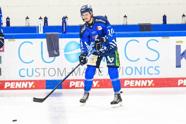 Straubing Tigers vs. Grizzlys Wolfsburg, Eishockey, Deutsche Eishockey Liga, Penny DEL, Vorbereitungsspiel, Gaeuboden Cup, Saison 2026 2027 am 23.08.2026 Tarjo Jentzsch (Straubing Tigers), Eishockey Herren, Deutsche Eishockey Liga, Penny DEL, Vorbereitungsspiel, Gaeuboden Cup, Saison 2026 2027 am 23.08.2026 im Eisstadion am Pulverturm, Straubing Tigers (blau) gegen Grizzlys Wolfsburg (beige) *** Straubing Tigers vs. Grizzlys Wolfsburg, Ice Hockey, German Ice Hockey League, Penny DEL, Preseason Game, Gaeuboden Cup, 2026–2027 Season on August 23, 2026, Tarjo Jentzsch, Straubing Tigers, Men s Ice Hockey, German Ice Hockey League, Penny DEL, Preseason Game, Gaeuboden Cup, 2026–2027 Season on August 23, 2026, at the Eisstadion am Pulverturm, Straubing Tigers (blue) vs. Grizzlys Wolfsburg (beige)