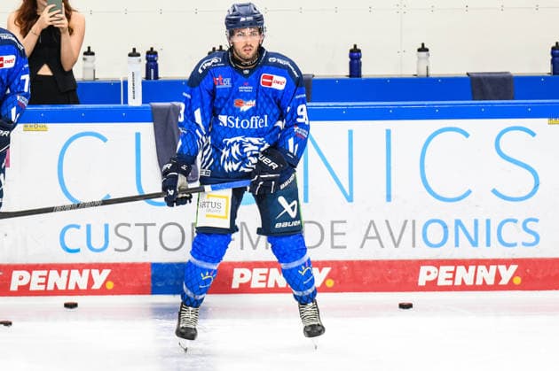 Straubing Tigers vs. Grizzlys Wolfsburg, Eishockey, Deutsche Eishockey Liga, Penny DEL, Vorbereitungsspiel, Gaeuboden Cup, Saison 2026 2027 am 23.08.2026 Spencer Kersten (Straubing Tigers), Eishockey Herren, Deutsche Eishockey Liga, Penny DEL, Vorbereitungsspiel, Gaeuboden Cup, Saison 2026 2027 am 23.08.2026 im Eisstadion am Pulverturm, Straubing Tigers (blau) gegen Grizzlys Wolfsburg (beige) *** Straubing Tigers vs. Grizzlys Wolfsburg, Ice Hockey, German Ice Hockey League, Penny DEL, Preseason Game, Gaeuboden Cup, 2026–2027 Season on August 23, 2026, Spencer Kersten, Straubing Tigers, Men s Ice Hockey, German Ice Hockey League, Penny DEL, Preseason Game, Gaeuboden Cup, 2026–2027 Season on August 23, 2026, at the Eisstadion am Pulverturm, Straubing Tigers (blue) vs. Grizzlys Wolfsburg (beige)