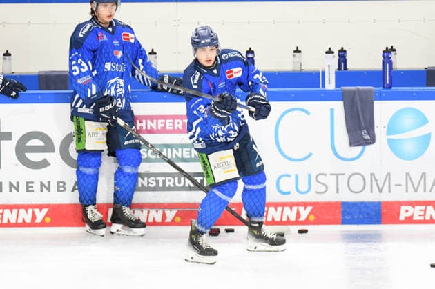 Straubing Tigers vs. Grizzlys Wolfsburg, Eishockey, Deutsche Eishockey Liga, Penny DEL, Vorbereitungsspiel, Gaeuboden Cup, Saison 2026 2027 am 23.08.2026 Linus Brandl (Straubing Tigers), Eishockey Herren, Deutsche Eishockey Liga, Penny DEL, Vorbereitungsspiel, Gaeuboden Cup, Saison 2026 2027 am 23.08.2026 im Eisstadion am Pulverturm, Straubing Tigers (blau) gegen Grizzlys Wolfsburg (beige) *** Straubing Tigers vs. Grizzlys Wolfsburg, Ice Hockey, German Ice Hockey League, Penny DEL, Preseason Game, Gaeuboden Cup, 2026–2027 Season on August 23, 2026, Linus Brandl, Straubing Tigers, Men s Ice Hockey, German Ice Hockey League, Penny DEL, Preseason Game, Gaeuboden Cup, 2026–2027 Season on August 23, 2026, at the Eisstadion am Pulverturm, Straubing Tigers (blue) vs. Grizzlys Wolfsburg (beige)