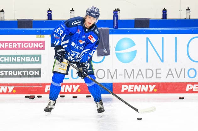 Straubing Tigers vs. Grizzlys Wolfsburg, Eishockey, Deutsche Eishockey Liga, Penny DEL, Vorbereitungsspiel, Gaeuboden Cup, Saison 2026 2027 am 23.08.2026 Filip Varejcka (Straubing Tigers), Eishockey Herren, Deutsche Eishockey Liga, Penny DEL, Vorbereitungsspiel, Gaeuboden Cup, Saison 2026 2027 am 23.08.2026 im Eisstadion am Pulverturm, Straubing Tigers (blau) gegen Grizzlys Wolfsburg (beige) *** Straubing Tigers vs. Grizzlys Wolfsburg, Ice Hockey, German Ice Hockey League, Penny DEL, Preseason Game, Gaeuboden Cup, 2026–2027 Season on August 23, 2026, Filip Varejcka, Straubing Tigers, Men s Ice Hockey, German Ice Hockey League, Penny DEL, Preseason Game, Gaeuboden Cup, 2026–2027 Season on August 23, 2026, at the Eisstadion am Pulverturm, Straubing Tigers (blue) vs. Grizzlys Wolfsburg (beige)