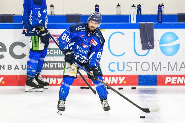 Straubing Tigers vs. Grizzlys Wolfsburg, Eishockey, Deutsche Eishockey Liga, Penny DEL, Vorbereitungsspiel, Gaeuboden Cup, Saison 2026 2027 am 23.08.2026 Skyler McKenzie (Straubing Tigers), Eishockey Herren, Deutsche Eishockey Liga, Penny DEL, Vorbereitungsspiel, Gaeuboden Cup, Saison 2026 2027 am 23.08.2026 im Eisstadion am Pulverturm, Straubing Tigers (blau) gegen Grizzlys Wolfsburg (beige) *** Straubing Tigers vs. Grizzlys Wolfsburg, Ice Hockey, German Ice Hockey League, Penny DEL, Preseason Game, Gaeuboden Cup, 2026–2027 Season on August 23, 2026, Skyler McKenzie, Straubing Tigers, Men’s Ice Hockey, German Ice Hockey League, Penny DEL, Preseason Game, Gaeuboden Cup, 2026–2027 Season on August 23, 2026, at the Eisstadion am Pulverturm, Straubing Tigers (blue) vs. Grizzlys Wolfsburg (beige)