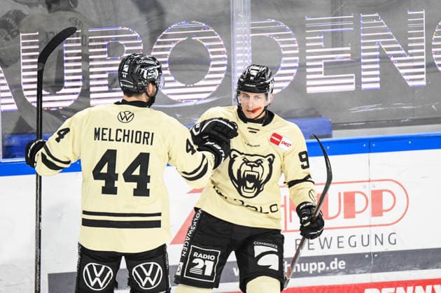 Straubing Tigers vs. Grizzlys Wolfsburg, Eishockey, Deutsche Eishockey Liga, Penny DEL, Vorbereitungsspiel, Gaeuboden Cup, Saison 2026 2027 am 23.08.2026 Timo Ruckdaeschl und Julian Melchiori (Grizzlys Wolfsburg) bejubeln den Treffer, Eishockey Herren, Deutsche Eishockey Liga, Penny DEL, Vorbereitungsspiel, Gaeuboden Cup, Saison 2026 2027 am 23.08.2026 im Eisstadion am Pulverturm, Straubing Tigers (blau) gegen Grizzlys Wolfsburg (beige) *** Straubing Tigers vs. Grizzlys Wolfsburg, Ice Hockey, German Ice Hockey League, Penny DEL, Preseason Game, Gaeuboden Cup, 2026–2027 season on August 23, 2026: Timo Ruckdaeschl and Julian Melchiori of the Grizzlys Wolfsburg celebrate the goal, Men s Ice Hockey, German Ice Hockey League, Penny DEL, preseason game, Gaeuboden Cup, 2026–2027 season on August 23, 2026, at the Eisstadion am Pulverturm, Straubing Tigers (blue) vs. Grizzlys Wolfsburg (beige)