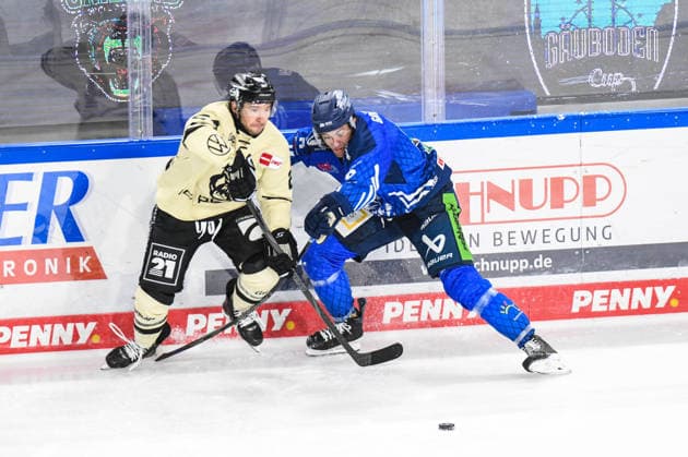 Straubing Tigers vs. Grizzlys Wolfsburg, Eishockey, Deutsche Eishockey Liga, Penny DEL, Vorbereitungsspiel, Gaeuboden Cup, Saison 2026 2027 am 23.08.2026 Alex Green (Straubing Tigers) am Boden mit Janik Moeser (Grizzlys Wolfsburg), Eishockey Herren, Deutsche Eishockey Liga, Penny DEL, Vorbereitungsspiel, Gaeuboden Cup, Saison 2026 2027 am 23.08.2026 im Eisstadion am Pulverturm, Straubing Tigers (blau) gegen Grizzlys Wolfsburg (beige) *** Straubing Tigers vs. Grizzlys Wolfsburg, Ice Hockey, German Ice Hockey League, Penny DEL, Preseason Game, Gaeuboden Cup, 2026–2027 season on August 23, 2026: Alex Green leads the Straubing Tigers against Janik Moeser’s Grizzlys Wolfsburg, Men’s Ice Hockey, German Ice Hockey League, Penny DEL, preseason game, Gaeuboden Cup, 2026–2027 season on August 23, 2026, at the Eisstadion am Pulverturm, Straubing Tigers in blue vs. Grizzlys Wolfsburg in beige
