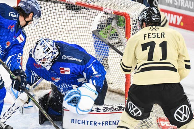 Straubing Tigers vs. Grizzlys Wolfsburg, Eishockey, Deutsche Eishockey Liga, Penny DEL, Vorbereitungsspiel, Gaeuboden Cup, Saison 2026 2027 am 23.08.2026 Florian Bugl (Straubing Tigers) verhindert den Treffer von Justin Feser (Grizzlys Wolfsburg) erziehlt den Treffer, Eishockey Herren, Deutsche Eishockey Liga, Penny DEL, Vorbereitungsspiel, Gaeuboden Cup, Saison 2026 2027 am 23.08.2026 im Eisstadion am Pulverturm, Straubing Tigers (blau) gegen Grizzlys Wolfsburg (beige) *** Straubing Tigers vs. Grizzlys Wolfsburg, Ice Hockey, German Ice Hockey League, Penny DEL, Preseason Game, Gaeuboden Cup, 2026–2027 season on August 23, 2026 Florian Bugl of the Straubing Tigers blocks a shot by Justin Feser; the Grizzlys Wolfsburg score a goal, Men’s Ice Hockey, German Ice Hockey League, Penny DEL, Preseason Game, Gaeuboden Cup, 2026–2027 Season on August 23, 2026, at the Eisstadion am Pulverturm, Straubing Tigers (blue) vs. Grizzlys Wolfsburg (beige)