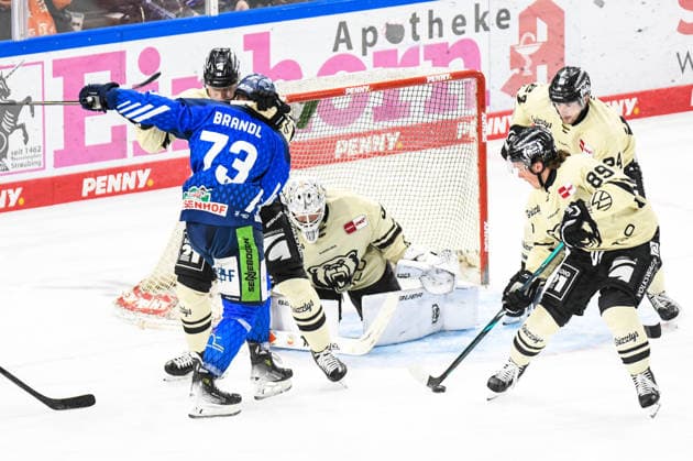 Straubing Tigers vs. Grizzlys Wolfsburg, Eishockey, Deutsche Eishockey Liga, Penny DEL, Vorbereitungsspiel, Gaeuboden Cup, Saison 2026 2027 am 23.08.2026 Linus Brandl (Straubing Tigers) wird von Les Lancester (Grizzlys Wolfsburg) gestoppt, Eishockey Herren, Deutsche Eishockey Liga, Penny DEL, Vorbereitungsspiel, Gaeuboden Cup, Saison 2026 2027 am 23.08.2026 im Eisstadion am Pulverturm, Straubing Tigers (blau) gegen Grizzlys Wolfsburg (beige) *** Straubing Tigers vs. Grizzlys Wolfsburg, Ice Hockey, German Ice Hockey League, Penny DEL, Preseason Game, Gaeuboden Cup, 2026–2027 season on August 23, 2026: Linus Brandl’s Straubing Tigers are stopped by Les Lancester’s Grizzlys Wolfsburg, Men’s Ice Hockey, German Ice Hockey League, Penny DEL, Preseason Game, Gaeuboden Cup, 2026–2027 Season on August 23, 2026, at the Eisstadion am Pulverturm, Straubing Tigers (blue) vs. Grizzlys Wolfsburg (beige)