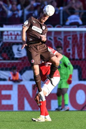 Fußball DFB-Pokal 1. Runde Rot-Weiss Essen - FC St. Pauli am 23.08.2026 im Stadion an der Hafenstraße in Essen Marcus Mathisen ( St. Pauli ), vorne - Marek Janssen ( Essen ), hinten DFB regulations prohibit any use of photographs as image sequences and or quasi-video. *** Soccer: DFB Cup, First Round—Rot Weiss Essen vs. FC St. Pauli on August 23, 2026, at the Stadion an der Hafenstraße in Essen. Marcus Mathisen (St. Pauli), in the foreground; Marek Janssen (Essen), in the background. DFB regulations prohibit any use of photographs as image sequences and or quasi-video. xRx