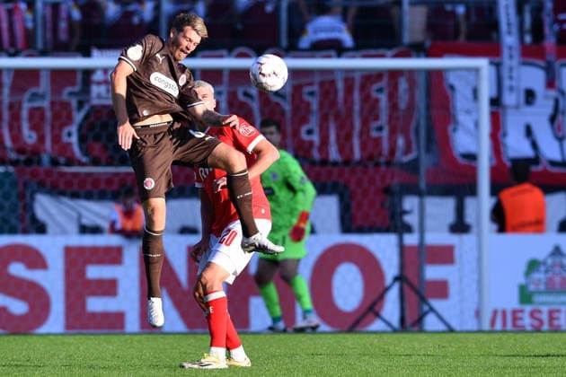 Fußball DFB-Pokal 1. Runde Rot-Weiss Essen - FC St. Pauli am 23.08.2026 im Stadion an der Hafenstraße in Essen Marcus Mathisen ( St. Pauli ), vorne - Marek Janssen ( Essen ), hinten DFB regulations prohibit any use of photographs as image sequences and or quasi-video. *** Soccer: DFB Cup, First Round—Rot Weiss Essen vs. FC St. Pauli on August 23, 2026, at the Stadion an der Hafenstraße in Essen. Marcus Mathisen (St. Pauli), in the foreground; Marek Janssen (Essen), in the background. DFB regulations prohibit any use of photographs as image sequences and or quasi-video. xRx