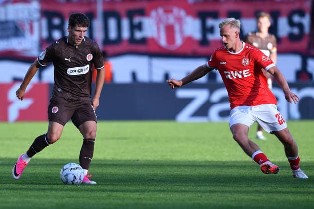 Fußball DFB-Pokal 1. Runde Rot-Weiss Essen - FC St. Pauli am 23.08.2026 im Stadion an der Hafenstraße in Essen Arkadiusz Pyrka ( St. Pauli ), links - Janne Sietan ( Essen ), rechts DFB regulations prohibit any use of photographs as image sequences and or quasi-video. *** Soccer: DFB Cup First Round—Rot Weiss Essen vs. FC St. Pauli on August 23, 2026, at the Stadion an der Hafenstraße in Essen. Arkadiusz Pyrka (St. Pauli), Janne Sietan (Essen) on the left, and DFB regulations prohibit any use of photographs as image sequences and or quasi-video. xRx