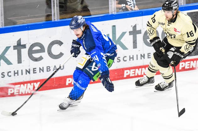 Straubing Tigers vs. Grizzlys Wolfsburg, Eishockey, Deutsche Eishockey Liga, Penny DEL, Vorbereitungsspiel, Gaeuboden Cup, Saison 2026 2027 am 23.08.2026 Jamieson Rees (Straubing Tigers) an der Bande mit Tommy Pasanen (Grizzlys Wolfsburg), Eishockey Herren, Deutsche Eishockey Liga, Penny DEL, Vorbereitungsspiel, Gaeuboden Cup, Saison 2026 2027 am 23.08.2026 im Eisstadion am Pulverturm, Straubing Tigers (blau) gegen Grizzlys Wolfsburg (beige) *** Straubing Tigers vs. Grizzlys Wolfsburg, Ice Hockey, German Ice Hockey League, Penny DEL, Preseason Game, Gaeuboden Cup, 2026–2027 season on August 23, 2026: Jamieson Rees of the Straubing Tigers at the boards with Tommy Pasanen of the Grizzlys Wolfsburg, men’s ice hockey, German Ice Hockey League, Penny DEL, Preseason Game, Gaeuboden Cup, 2026–2027 Season on August 23, 2026, at the Eisstadion am Pulverturm; Straubing Tigers (blue) vs. Grizzlys Wolfsburg (beige)