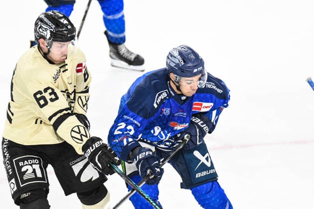 Straubing Tigers vs. Grizzlys Wolfsburg, Eishockey, Deutsche Eishockey Liga, Penny DEL, Vorbereitungsspiel, Gaeuboden Cup, Saison 2026 2027 am 23.08.2026 J.C. Beaudin (Straubing Tigers) und Luis Schinko (Grizzlys Wolfsburg), Eishockey Herren, Deutsche Eishockey Liga, Penny DEL, Vorbereitungsspiel, Gaeuboden Cup, Saison 2026 2027 am 23.08.2026 im Eisstadion am Pulverturm, Straubing Tigers (blau) gegen Grizzlys Wolfsburg (beige) *** Straubing Tigers vs. Grizzlys Wolfsburg, Ice Hockey, German Ice Hockey League, Penny DEL, Preseason Game, Gaeuboden Cup, 2026–2027 season on August 23, 2026: J. C. Beaudin (Straubing Tigers) and Luis Schinko (Grizzlys Wolfsburg), Men’s Ice Hockey, German Ice Hockey League, Penny DEL, preseason game, Gaeuboden Cup, 2026–2027 season on August 23, 2026, at the Eisstadion am Pulverturm, Straubing Tigers (blue) vs. Grizzlys Wolfsburg (beige)
