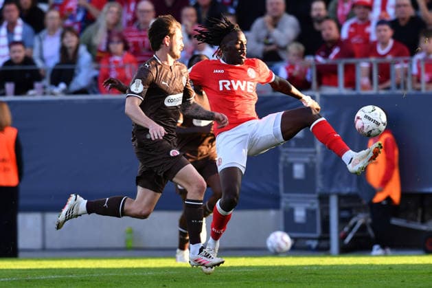 Fußball DFB-Pokal 1. Runde Rot-Weiss Essen - FC St. Pauli am 23.08.2026 im Stadion an der Hafenstraße in Essen Connor Metcalfe ( St. Pauli ), links - Franci Bouebari ( Essen ), rechts DFB regulations prohibit any use of photographs as image sequences and or quasi-video. *** Soccer: DFB Cup, First Round—Rot Weiss Essen vs. FC St. Pauli on August 23, 2026, at the Stadion an der Hafenstraße in Essen. Connor Metcalfe (St. Pauli, left), Franci Bouebari (Essen, right). DFB regulations prohibit any use of photographs as image sequences and or quasi-video. xRx