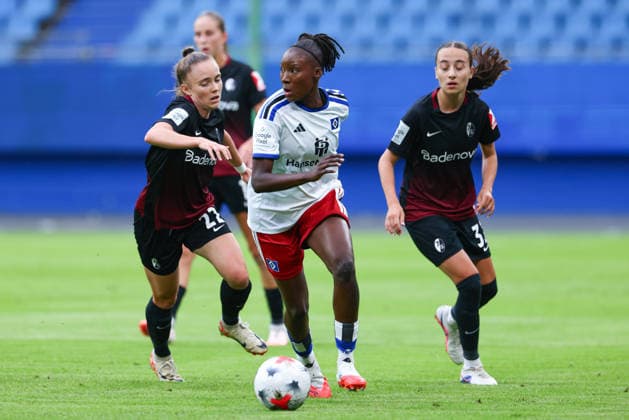 v.li.: Lisa Kolb (SC Freiburg, 22), Magou Doucoure (Hamburger SV, HSV, 2) und Emma Memminger (SC Freiburg, 32) im Zweikampf, Duell, Dynamik, Aktion, Action, Spielszene, DIE DFB-RICHTLINIEN UNTERSAGEN JEGLICHE NUTZUNG VON FOTOS ALS SEQUENZBILDER UND ODER VIDEOÄHNLICHE FOTOSTRECKEN. DFB REGULATIONS PROHIBIT ANY USE OF PHOTOGRAPHS AS IMAGE SEQUENCES AND OR QUASI-VIDEO., 23.08.2026, Hamburg (Deutschland), Fussball, Google Pixel Frauen-Bundesliga, Hamburger SV - SC Freiburg *** From left: Lisa Kolb (SC Freiburg), 22; Magou Doucoure (Hamburger SV, HSV), 2; and Emma Memminger (SC Freiburg), 32, in a one-on-one battle, duel, dynamic moment, action, game scene, DFB REGULATIONS PROHIBIT ANY USE OF PHOTOGRAPHS AS SEQUENCE IMAGES AND OR VIDEO-LIKE PHOTO SERIES DFB REGULATIONS PROHIBIT ANY USE OF PHOTOGRAPHS AS SEQUENCE IMAGESENCES AND OR QUASI-VIDEO, August 23, 2026, Hamburg, Germany, Soccer, Google Pixel Women’s Bundesliga, Hamburger SV vs. SC Freiburg xobx
