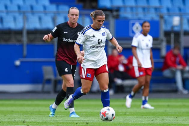 Leila Peneau (Hamburger SV, 15) am Ball, Einzelbild, Ganzkörper, Aktion, Action, Spielszene, DIE DFB-RICHTLINIEN UNTERSAGEN JEGLICHE NUTZUNG VON FOTOS ALS SEQUENZBILDER UND ODER VIDEOÄHNLICHE FOTOSTRECKEN. DFB REGULATIONS PROHIBIT ANY USE OF PHOTOGRAPHS AS IMAGE SEQUENCES AND OR QUASI-VIDEO., 23.08.2026, Hamburg (Deutschland), Fussball, Google Pixel Frauen-Bundesliga, Hamburger SV - SC Freiburg *** Leila Peneau, Hamburger SV, age 15, on the ball, single frame, full body, action, game scene, DFB REGULATIONS PROHIBIT ANY USE OF PHOTOGRAPHS AS SEQUENCE IMAGES AND OR VIDEO-LIKE PHOTO SERIES DFB REGULATIONS PROHIBIT ANY USE OF PHOTOGRAPHS AS SEQUENCE, August 23, 2026, Hamburg, Germany, Soccer, Google Pixel Women’s Bundesliga, Hamburger SV, SC Freiburg xobx