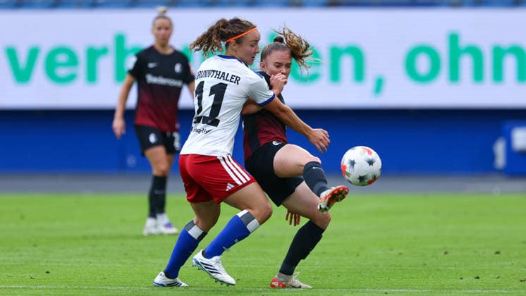 v.li.: Melanie Brunnthaler (Hamburger SV, HSV, 11) und Lisa Kolb (SC Freiburg, 22) im Zweikampf, Duell, Dynamik, Aktion, Action, Spielszene, DIE DFB-RICHTLINIEN UNTERSAGEN JEGLICHE NUTZUNG VON FOTOS ALS SEQUENZBILDER UND ODER VIDEOÄHNLICHE FOTOSTRECKEN. DFB REGULATIONS PROHIBIT ANY USE OF PHOTOGRAPHS AS IMAGE SEQUENCES AND OR QUASI-VIDEO., 23.08.2026, Hamburg (Deutschland), Fussball, Google Pixel Frauen-Bundesliga, Hamburger SV - SC Freiburg *** From left: Melanie Brunnthaler (Hamburger SV, HSV), 11, and Lisa Kolb (SC Freiburg), 22, in a one-on-one battle, duel, dynamic moment, action, game scene, DFB REGULATIONS PROHIBIT ANY USE OF PHOTOGRAPHS AS SEQUENCE IMAGES AND OR VIDEO-LIKE PHOTO SERIES DFB REGULATIONS PROHIBIT ANY USE OF PHOTOGRAPHS AS SEQUENCEENCES AND OR QUASI-VIDEO, August 23, 2026, Hamburg, Germany, soccer, Google Pixel Women’s Bundesliga, Hamburger SV vs. SC Freiburg xobx