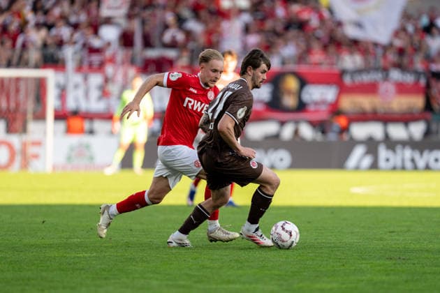 23.08.2026, GER Deutschland, Fussball, Saison 2026 2027, DFB-Pokal 1. Runde RW Essen - St. Pauli Zweikampf zwischen Conor Metcalfe (FC St. Pauli, 24) und Tony Menzel (Rot-Weiss Essen, 8) Essen Stadion an der Hafenstraße Nordrhein-Westfalen (NRW) Deutschland *** August 23, 2026, GER Germany, Soccer, 2026–2027 Season, DFB Cup, First Round: RW Essen vs. St. Pauli, a duel between Conor Metcalfe (FC St. Pauli, No. 24) and Tony Menzel (Rot-Weiss Essen, No. 8) at the Essen Stadium on Hafenstraße in North Rhine-Westphalia (NRW), Germany Copyright: xnordphotoxGmbHx xChristianxSchulzex