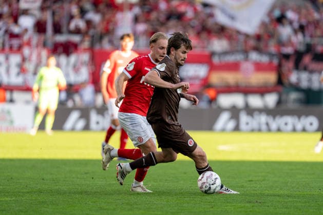 23.08.2026, GER Deutschland, Fussball, Saison 2026 2027, DFB-Pokal 1. Runde RW Essen - St. Pauli Zweikampf zwischen Conor Metcalfe (FC St. Pauli, 24) und Tony Menzel (Rot-Weiss Essen, 8) Essen Stadion an der Hafenstraße Nordrhein-Westfalen (NRW) Deutschland *** August 23, 2026, GER Germany, Soccer, 2026–2027 Season, DFB Cup, First Round: RW Essen vs. St. Pauli, a duel between Conor Metcalfe (FC St. Pauli, No. 24) and Tony Menzel (Rot-Weiss Essen, No. 8) at the Essen Stadium on Hafenstraße in North Rhine-Westphalia (NRW), Germany Copyright: xnordphotoxGmbHx xChristianxSchulzex