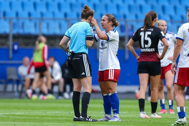 Schiedsrichterin Sina Diekmann hat Probleme mit dem Auge, mit den Kontaktlinsen, Leila Peneau (Hamburger SV, 15) hilft ihr, kurios, Fair Play, DIE DFB-RICHTLINIEN UNTERSAGEN JEGLICHE NUTZUNG VON FOTOS ALS SEQUENZBILDER UND ODER VIDEOÄHNLICHE FOTOSTRECKEN. DFB REGULATIONS PROHIBIT ANY USE OF PHOTOGRAPHS AS IMAGE SEQUENCES AND OR QUASI-VIDEO., 23.08.2026, Hamburg (Deutschland), Fussball, Google Pixel Frauen-Bundesliga, Hamburger SV - SC Freiburg *** Referee Sina Diekmann is having problems with her eye and her contact lenses; Leila Peneau (Hamburger SV, age 15) helps her—how curious—Fair Play, DFB REGULATIONS PROHIBIT ANY USE OF PHOTOGRAPHS AS SEQUENCE IMAGES AND OR VIDEO-LIKE PHOTO SERIES DFB REGULATIONS PROHIBIT ANY USE OF PHOTOGRAPHS AS SEQUENCE IMAGES, August 23, 2026, Hamburg, Germany, soccer, Google Pixel Women’s Bundesliga, Hamburger SV vs. SC Freiburg xobx