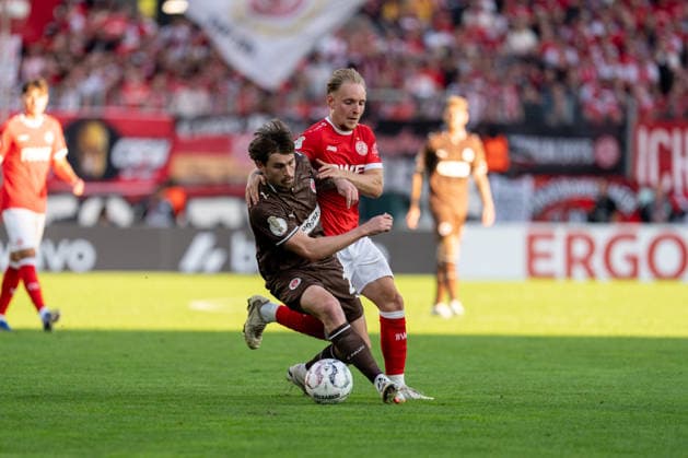 23.08.2026, GER Deutschland, Fussball, Saison 2026 2027, DFB-Pokal 1. Runde RW Essen - St. Pauli Zweikampf zwischen Conor Metcalfe (FC St. Pauli, 24) und Tony Menzel (Rot-Weiss Essen, 8) Essen Stadion an der Hafenstraße Nordrhein-Westfalen (NRW) Deutschland *** August 23, 2026, GER Germany, Soccer, 2026–2027 Season, DFB Cup, First Round: RW Essen vs. St. Pauli, a duel between Conor Metcalfe (FC St. Pauli, No. 24) and Tony Menzel (Rot-Weiss Essen, No. 8) at the Essen Stadium on Hafenstraße in North Rhine-Westphalia (NRW), Germany Copyright: xnordphotoxGmbHx xChristianxSchulzex