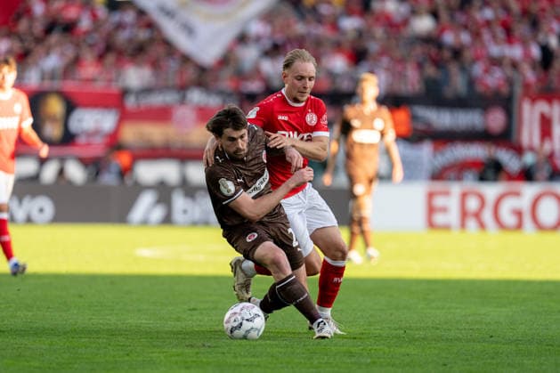 23.08.2026, GER Deutschland, Fussball, Saison 2026 2027, DFB-Pokal 1. Runde RW Essen - St. Pauli Zweikampf zwischen Conor Metcalfe (FC St. Pauli, 24) und Tony Menzel (Rot-Weiss Essen, 8) Essen Stadion an der Hafenstraße Nordrhein-Westfalen (NRW) Deutschland *** August 23, 2026, GER Germany, Soccer, 2026–2027 Season, DFB Cup, First Round: RW Essen vs. St. Pauli, a duel between Conor Metcalfe (FC St. Pauli, No. 24) and Tony Menzel (Rot-Weiss Essen, No. 8) at the Essen Stadium on Hafenstraße in North Rhine-Westphalia (NRW), Germany Copyright: xnordphotoxGmbHx xChristianxSchulzex