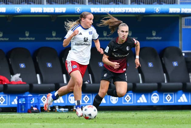 v.li.: Jonna Wrede (Hamburger SV, HSV, 26) und Alena Bienz (SC Freiburg, 8) im Zweikampf, Duell, Dynamik, Aktion, Action, Spielszene, DIE DFB-RICHTLINIEN UNTERSAGEN JEGLICHE NUTZUNG VON FOTOS ALS SEQUENZBILDER UND ODER VIDEOÄHNLICHE FOTOSTRECKEN. DFB REGULATIONS PROHIBIT ANY USE OF PHOTOGRAPHS AS IMAGE SEQUENCES AND OR QUASI-VIDEO., 23.08.2026, Hamburg (Deutschland), Fussball, Google Pixel Frauen-Bundesliga, Hamburger SV - SC Freiburg *** From left: Jonna Wrede (Hamburger SV, HSV), 26, and Alena Bienz (SC Freiburg), 8, in a one-on-one battle, duel, dynamic moment, action, game scene, DFB REGULATIONS PROHIBIT ANY USE OF PHOTOGRAPHS AS SEQUENCE IMAGES AND OR VIDEO-LIKE PHOTO SERIES DFB REGULATIONS PROHIBIT ANY USE OF PHOTOGRAPHS AS SEQUENCE IMAGESENCES AND OR QUASI-VIDEO, August 23, 2026, Hamburg, Germany, soccer, Google Pixel Women s Bundesliga, Hamburger SV vs. SC Freiburg xobx