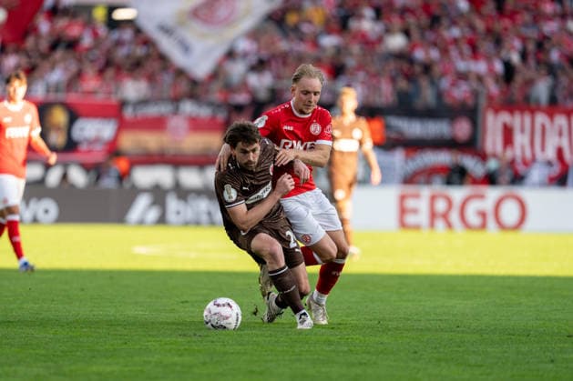 23.08.2026, GER Deutschland, Fussball, Saison 2026 2027, DFB-Pokal 1. Runde RW Essen - St. Pauli Zweikampf zwischen Conor Metcalfe (FC St. Pauli, 24) und Tony Menzel (Rot-Weiss Essen, 8) Essen Stadion an der Hafenstraße Nordrhein-Westfalen (NRW) Deutschland *** August 23, 2026, GER Germany, Soccer, 2026–2027 Season, DFB Cup, First Round: RW Essen vs. St. Pauli, a duel between Conor Metcalfe (FC St. Pauli, No. 24) and Tony Menzel (Rot-Weiss Essen, No. 8) at the Essen Stadium on Hafenstraße in North Rhine-Westphalia (NRW), Germany Copyright: xnordphotoxGmbHx xChristianxSchulzex