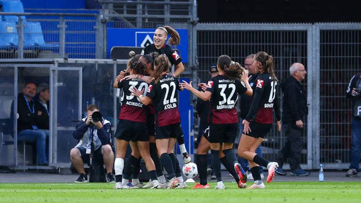 Spielerinnen vom SC Freiburg mit Torjubel, Jubel, jubeln, jubelt, optimistisch, Spielszene, Highlight, Freude über das Tor zum 0:1, DIE DFB-RICHTLINIEN UNTERSAGEN JEGLICHE NUTZUNG VON FOTOS ALS SEQUENZBILDER UND ODER VIDEOÄHNLICHE FOTOSTRECKEN. DFB REGULATIONS PROHIBIT ANY USE OF PHOTOGRAPHS AS IMAGE SEQUENCES AND OR QUASI-VIDEO., 23.08.2026, Hamburg (Deutschland), Fussball, Google Pixel Frauen-Bundesliga, Hamburger SV - SC Freiburg *** SC Freiburg players celebrating a goal, cheering, jubilant, optimistic, game action, highlight, joy over the 0-1 goal, DFB REGULATIONS PROHIBIT ANY USE OF PHOTOGRAPHS AS SEQUENCE IMAGES AND OR VIDEO-LIKE PHOTO SERIES DFB REGULATIONS PROHIBIT ANY USE OF PHOTOGRAPHS AS IMAGE SEQU, August 23, 2026, Hamburg, Germany, soccer, Google Pixel Women s Bundesliga, Hamburger SV vs. SC Freiburg xobx