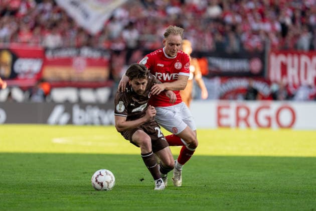 23.08.2026, GER Deutschland, Fussball, Saison 2026 2027, DFB-Pokal 1. Runde RW Essen - St. Pauli Zweikampf zwischen Conor Metcalfe (FC St. Pauli, 24) und Tony Menzel (Rot-Weiss Essen, 8) Essen Stadion an der Hafenstraße Nordrhein-Westfalen (NRW) Deutschland *** August 23, 2026, GER Germany, Soccer, 2026–2027 Season, DFB Cup, First Round: RW Essen vs. St. Pauli, a duel between Conor Metcalfe (FC St. Pauli, No. 24) and Tony Menzel (Rot-Weiss Essen, No. 8) at the Essen Stadium on Hafenstraße in North Rhine-Westphalia (NRW), Germany Copyright: xnordphotoxGmbHx xChristianxSchulzex