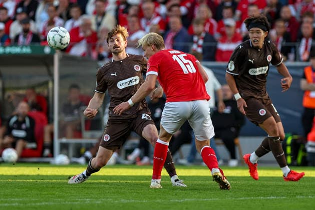 23.08.2026, GER, Fussball, Herren, DFB-Pokal, Saison 2026 2027, Rot-Weiss Essen - St. Pauli Ben Hüning (RWE) klärt den Ball Essen Stadion an der Hafenstraße Nordrhein-Westfalen Deutschland *** August 23, 2026, GER, Soccer, Men s, DFB Cup, 2026–2027 Season, Rot-Weiss Essen vs. St. Pauli, Ben Hüning, RWE clears the ball, Essen Stadium on Hafenstraße, North Rhine-Westphalia, Germany Copyright: xAdrianxSchlüterx