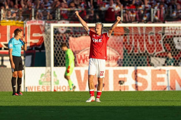 23.08.2026, GER, Fussball, Herren, DFB-Pokal, Saison 2026 2027, Rot-Weiss Essen - St. Pauli Janne Sietan (RWE) Schlussjubel, jubelt nach dem Sieg Essen Stadion an der Hafenstraße Nordrhein-Westfalen Deutschland *** August 23, 2026, GER, Soccer, Men s, DFB Cup, 2026–2027 Season, Rot-Weiss Essen vs. St. Pauli, Janne Sietan, RWE, victory celebration, celebrating after the win, Essen Stadium on Hafenstraße, North Rhine-Westphalia, Germany Copyright: xAdrianxSchlüterx