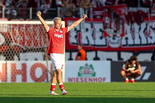 23.08.2026, GER, Fussball, Herren, DFB-Pokal, Saison 2026 2027, Rot-Weiss Essen - St. Pauli Janne Sietan (RWE) Schlussjubel, jubelt nach dem Sieg Essen Stadion an der Hafenstraße Nordrhein-Westfalen Deutschland *** August 23, 2026, GER, Soccer, Men s, DFB Cup, 2026–2027 Season, Rot-Weiss Essen vs. St. Pauli, Janne Sietan, RWE, victory celebration, celebrating after the win, Essen Stadium on Hafenstraße, North Rhine-Westphalia, Germany Copyright: xAdrianxSchlüterx