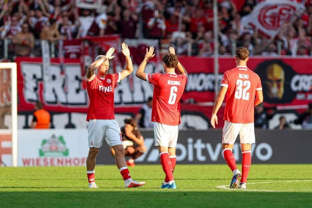 23.08.2026, GER, Fussball, Herren, DFB-Pokal, Saison 2026 2027, Rot-Weiss Essen - St. Pauli Janne Sietan (RWE), Max Geschwill (RWE) Schlussjubel, jubelt nach dem Sieg Essen Stadion an der Hafenstraße Nordrhein-Westfalen Deutschland *** August 23, 2026, GER, Soccer, Men s, DFB Cup, 2026–2027 Season, Rot-Weiss Essen vs. St. Pauli, Janne Sietan (RWE), Max Geschwill (RWE) celebrating at the end of the game, cheering after the victory at Essen s Stadion an der Hafenstraße, North Rhine-Westphalia, Germany Copyright: xAdrianxSchlüterx