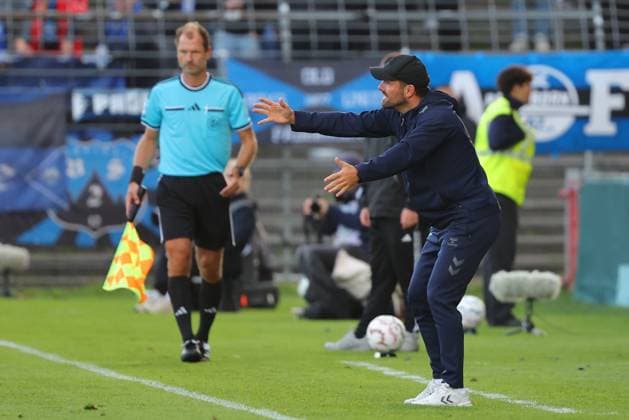 23.08.26, GER, DFB-Pokal, Fussball, 1.Runde, Saison 2026 2027, Dietmar-Scholze-Stadion an der Lohmuehle, 1.FC Phönix Lübeck vs SC Paderborn 07 Coachingzone Seitenlinie Trainerbereich Technische Zone. Trainer Ralf Kettemann (SC Paderborn 07) Foto nordphoto GmbH Tauchnitz Luebeck Dietmar-Scholze-Stadion an der Lohmuehle SH Germany *** August 23, 2026, GER, DFB Cup, Soccer, 1st Round, 2026–2027 Season, Dietmar Scholze Stadium an der Lohmuehle, 1 FC Phönix Lübeck vs. SC Paderborn 07 Coaching zone, sideline, coaches area, technical zone; Coach Ralf Kettemann, SC Paderborn 07; Photo: nordphoto GmbH, Tauchnitz, Lübeck, Dietmar Scholze Stadium an der Lohmühle, SH, Germany Copyright: xnordphotoxGmbHx xTauchnitzx