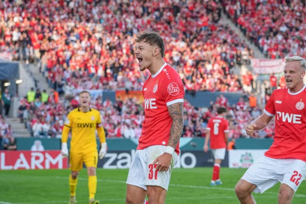 Deutschland: Fussball, DFB-Pokal 2026 27, 1. Runde, Stadion an der Hafenstraße, Essen - Bergeborbeck, Rot-Weiss Essen vs. FC St. Pauli: Jannik Hofmann (Rot-Weiss Essen, 37) gewinnt einen Zweikampf und lässt sich feiern. *** German Soccer, 2026-27 DFB Cup, First Round, Stadion an der Hafenstraße, Essen Bergeborbeck, Rot-Weiss Essen vs. FC St. Pauli; Jannik Hofmann (Rot-Weiss Essen, No. 37) wins a tackle and is celebrated Copyright: xMichelxWittex