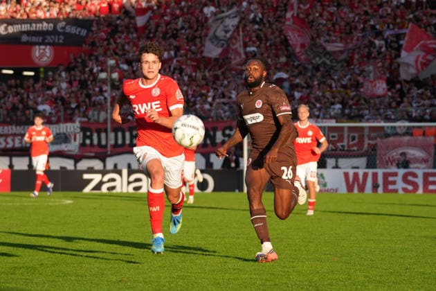 Deutschland: Fussball, DFB-Pokal 2026 27, 1. Runde, Stadion an der Hafenstraße, Essen - Bergeborbeck, Rot-Weiss Essen vs. FC St. Pauli: Max Geschwill (Rot-Weiss Essen, 6) und Ricky-Jade Jones (FC St. Pauli, 26) *** German Soccer, 2026-27 DFB Cup, First Round, Stadion an der Hafenstraße, Essen-Bergeborbeck, Rot-Weiss Essen vs. FC St. Pauli: Max Geschwill (Rot-Weiss Essen), 6, and Ricky Jade Jones (FC St. Pauli), 26 Copyright: xMichelxWittex