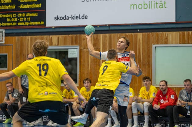 23.08.2026 DHB-Pokal 2026 27 1. Runde TSV Altenholz - VFL Lübeck - Schwartau 25 : 37 (Altenholz in Gelb, Lübeck in Weiß) V.l.n.r.: Lauro Strothmann, Lars Meereis, Einar Nickelsen Altenholz Edgar-Meschkat-Halle, Danziger S Schleswig Holstein Deutschland *** August 23, 2026 DHB Cup 2026, Round 1: TSV Altenholz vs. VFL Lübeck Schwartau 25–37. Altenholz in yellow, Lübeck in white. From left to right: Lauro Strothmann, Lars Meereis, Einar Nickelsen, Altenholz, Edgar Meschkat, Halle, Danziger S, Schleswig-Holstein, Germany