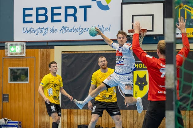 23.08.2026 DHB-Pokal 2026 27 1. Runde TSV Altenholz - VFL Lübeck - Schwartau 25 : 37 (Altenholz in Gelb, Lübeck in Weiß) Alexander Hartwig (li.), Jasper Basenau Altenholz Edgar-Meschkat-Halle, Danziger S Schleswig Holstein Deutschland *** August 23, 2026 DHB Cup 2026 Round 1 TSV Altenholz vs. VFL Lübeck Schwartau 25–37 Altenholz in yellow, Lübeck in white Alexander Hartwig (left), Jasper Basenau (Altenholz), Edgar Meschkat (Halle), Danzig, Schleswig-Holstein, Germany