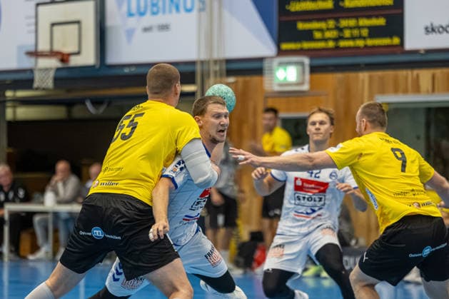 23.08.2026 DHB-Pokal 2026 27 1. Runde TSV Altenholz - VFL Lübeck - Schwartau 25 : 37 (Altenholz in Gelb, Lübeck in Weiß) V.l.n.r.: Sam Richard, Oliver Juhl Refsgaard, Lars Meereis Altenholz Edgar-Meschkat-Halle, Danziger S Schleswig Holstein Deutschland *** August 23, 2026 DHB Cup 2026, Round 1: TSV Altenholz vs. VFL Lübeck Schwartau 25–37; Altenholz in yellow, Lübeck in white; from left to right: Sam Richard, Oliver Juhl Refsgaard, Lars Meereis, Altenholz; Edgar Meschkat; Halle, Danziger S; Schleswig-Holstein, Germany