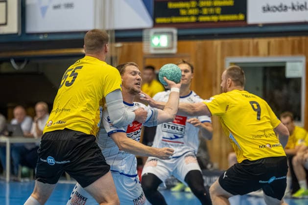23.08.2026 DHB-Pokal 2026 27 1. Runde TSV Altenholz - VFL Lübeck - Schwartau 25 : 37 (Altenholz in Gelb, Lübeck in Weiß) V.l.n.r.: Sam Richard, Oliver Juhl Refsgaard, Lars Meereis Altenholz Edgar-Meschkat-Halle, Danziger S Schleswig Holstein Deutschland *** August 23, 2026 DHB Cup 2026, Round 1: TSV Altenholz vs. VFL Lübeck Schwartau 25–37; Altenholz in yellow, Lübeck in white; from left to right: Sam Richard, Oliver Juhl Refsgaard, Lars Meereis, Altenholz; Edgar Meschkat; Halle, Danziger S; Schleswig-Holstein, Germany