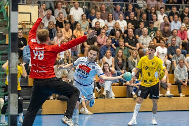 23.08.2026 DHB-Pokal 2026 27 1. Runde TSV Altenholz - VFL Lübeck - Schwartau 25 : 37 (Altenholz in Gelb, Lübeck in Weiß) Jasper Basenau (li.), Paul Holzhacker Altenholz Edgar-Meschkat-Halle, Danziger S Schleswig Holstein Deutschland *** August 23, 2026 DHB Cup 2026, Round 1: TSV Altenholz vs. VFL Lübeck Schwartau 25–37; Altenholz in yellow, Lübeck in white; Jasper Basenau (left), Paul Holzhacker (Altenholz), Edgar Meschkat (Halle), Danziger S, Schleswig-Holstein, Germany