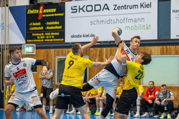 23.08.2026 DHB-Pokal 2026 27 1. Runde TSV Altenholz - VFL Lübeck - Schwartau 25 : 37 (Altenholz in Gelb, Lübeck in Weiß) V.l.n.r.: Rasmus Willette Houmoller, Lars Meereis, Ole Hagedorn, Nicolas Kahmke Altenholz Edgar-Meschkat-Halle, Danziger S Schleswig Holstein Deutschland *** August 23, 2026 DHB Cup 2026, Round 1: TSV Altenholz vs. VFL Lübeck Schwartau 25–37; Altenholz in yellow, Lübeck in white; from left to right: Rasmus Willette Houmoller, Lars Meereis, Ole Hagedorn, Nicolas Kahmke, Altenholz; Edgar Meschkat, Halle, Danziger S, Schleswig-Holstein, Germany